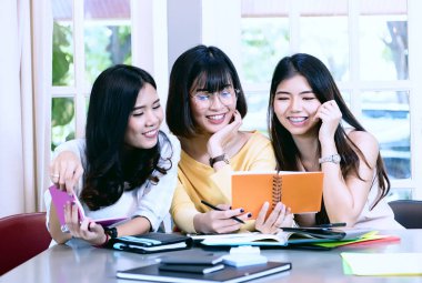 Grup genç kadın öğrenci masada Toplantı.