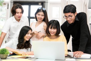 Genç Asyalı öğrenci grubu