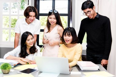 Genç Asyalı öğrenci grubu