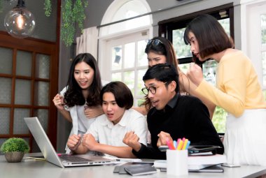 Genç Asyalı öğrenci grubu