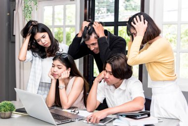 Genç Asyalı öğrenci grubu