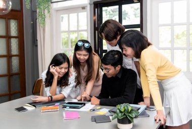 Genç Asyalı öğrenci grubu