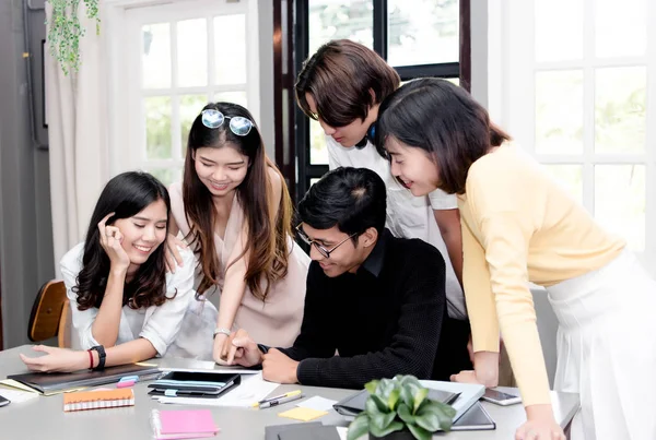 Genç Asyalı öğrenci grubu