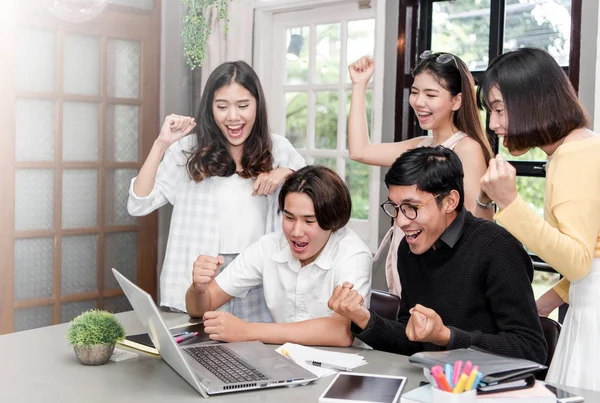 Groep van jonge Aziatische student Stockfoto