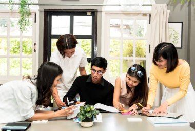 Arkadaş grubu birlikte alan ortak çalışma konusunda çalışıyoruz