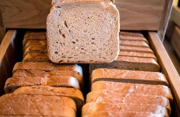 Kepekli ekmek breakfas için closeup yığını — Stok fotoğraf