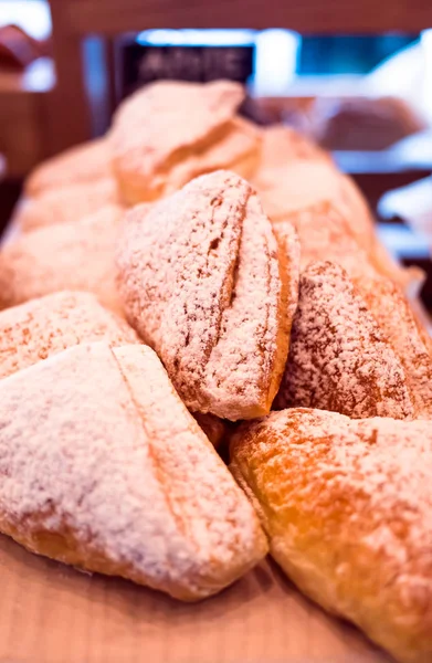 Lähikuva kasa vehnäleipää breakfas — kuvapankkivalokuva