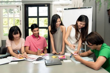 Öğrenciler librar beyin fırtınası