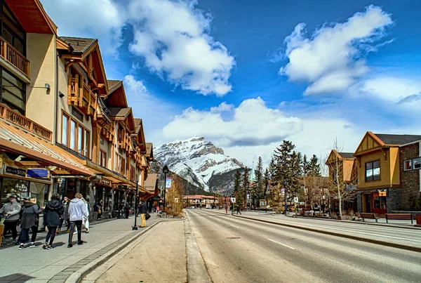 Banff, Kanada - 12 Nisan 2018: Meşgul Banff Avenue Banff n