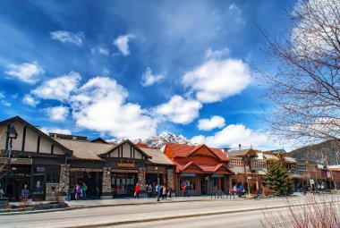 Banff, Kanada - 12 Nisan 2018: Meşgul Banff Avenue Banff n