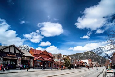 Banff, Kanada - 12 Nisan 2018: Meşgul Banff Avenue Banff n