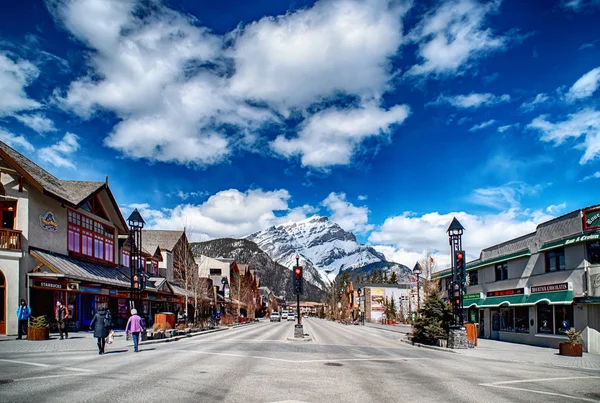 Banff, Kanada - 12 Nisan 2018: Meşgul Banff Avenue Banff National Park ile Cascade dağ içinde belgili tanımlık geçmiş. Townsite dağlık çevresi için ünlü bir turistik yer.