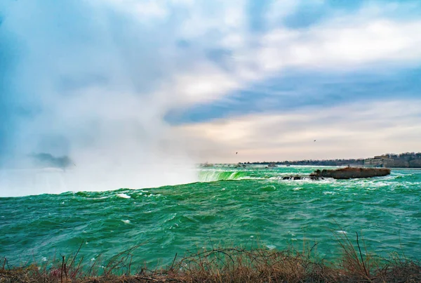 Niagara faller mellan Förenta staterna och Kanada. — Stockfoto