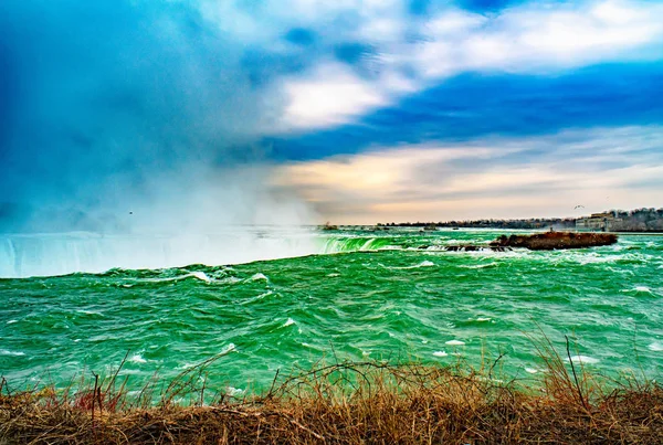 Niagara leży pomiędzy Stanami Zjednoczonymi Ameryki a Kanadą. — Zdjęcie stockowe