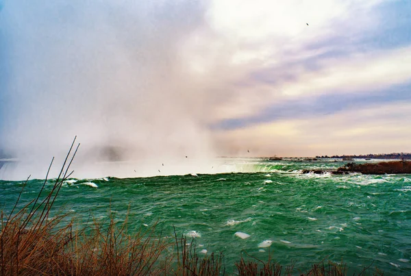 Niagara faller mellan Förenta staterna och Kanada. — Stockfoto