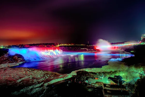 Niagara falls geceleri tarafından renkli ışıkları yaktı. — Stok fotoğraf