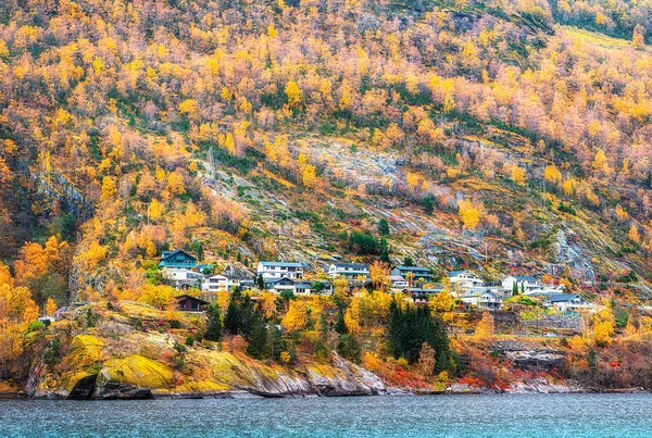 El Sognefjord o Sognefjorden es el fiordo más grande y profundo —  Fotos de Stock