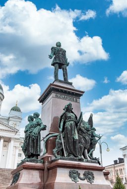 Aziz Niklas Katedrali ve Se 'deki II. Alexander Anıtı.