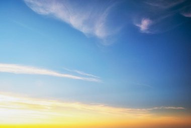 Beyaz bulutlu mavi gökyüzü