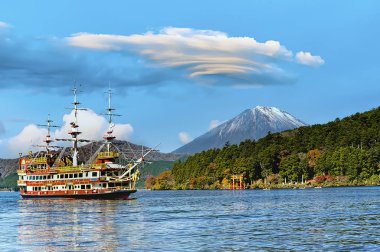 Japonya, hakone, Fuji Dağı'nın yakınındaki göl ASHI kıyısında kırmızı torii kapısı.