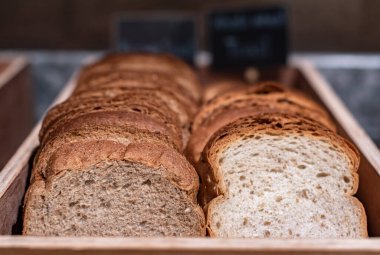 Kahvaltı için buğday ekmeği yığını.