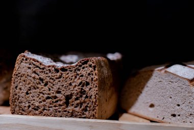 Kahvaltı için buğday ekmeği yığını.