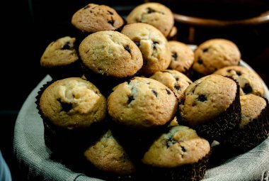 Kahvaltı için buğday ekmeği yığını.