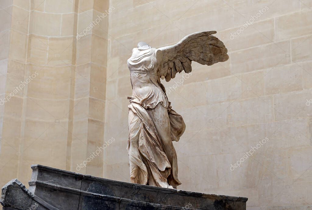 diapositiva Engañoso Tomar represalias PARÍS, FRANCIA - 15 de abril de 2015: Victoria alada de Samotracia, llamada  Nike de Samotracia, escultura de mármol en el Museo del Louvre 2023