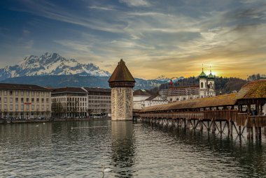 LUZERN, SWitzERLAND - 11 Nisan: Chapel Köprüsü Luzern Gölü 'ndeki ünlü yer, 11 Nisan 2015, Lucerne, İsviçre. Chapel Köprüsü Lucerne Gölü, İsviçre, Avrupa 'da ünlü bir yer