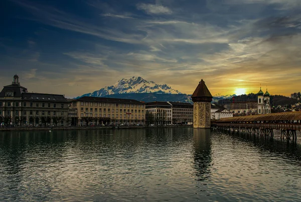 Luzern Švýcarsko Duben Kaple Most Slavné Místo Jezeře Luzern Sněhovou — Stock fotografie