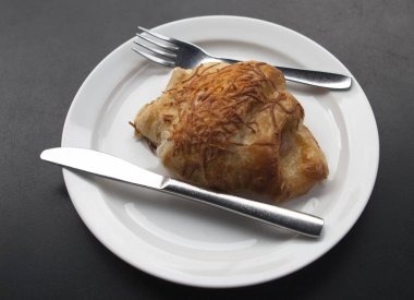 Jambon ve peynirli kruvasan.