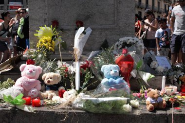 İnsanlar bu Barcelona'da terörist saldırıdan sonra öldürdü anmak