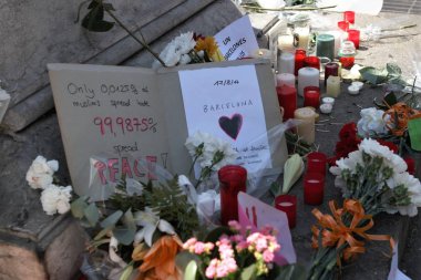 İnsanlar bu Barcelona'da terörist saldırıdan sonra öldürdü anmak