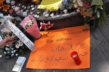 İnsanlar bu Barcelona'da terörist saldırıdan sonra öldürdü anmak