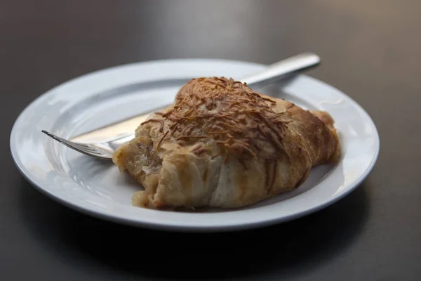 Croissant met ham en kaas — Stockfoto