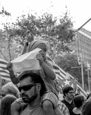 Binlerce insan Barselona'da son saldırısının kurbanları ile dayanışma içinde bir anti-terör gösteri için toplandı