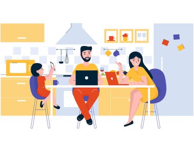 Aile mutfaktaki masada dizüstü bilgisayarlarla.