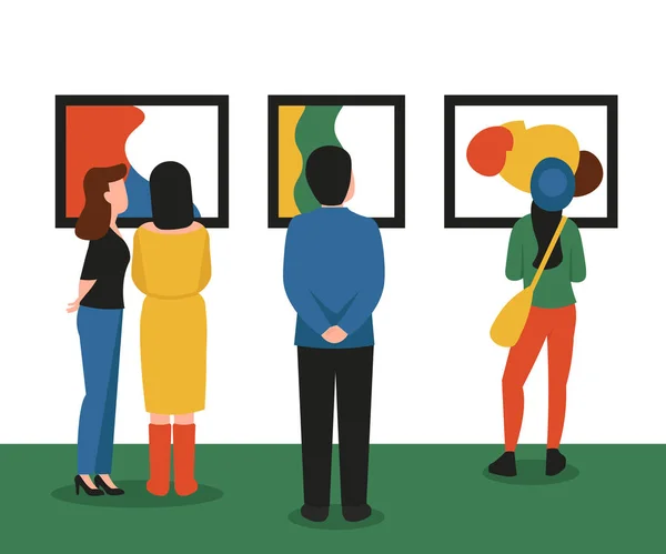 İnsanlar resim sergisinde.