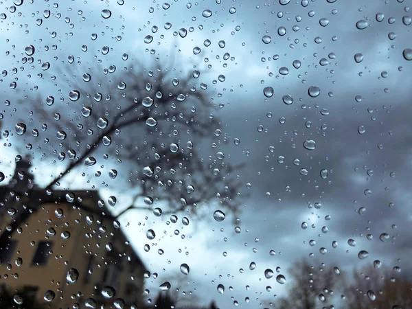 Tristes gouttes de pluie sur la fenêtre de la voiture. Dépression humeur fond — Photo