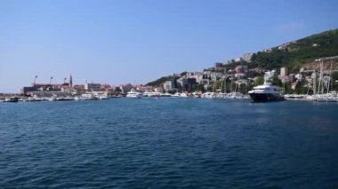 Budva bağlantı noktası ve eski şehir görünümünü