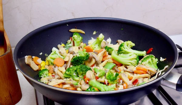 Comida vegetariana em wok Imagens Royalty-Free