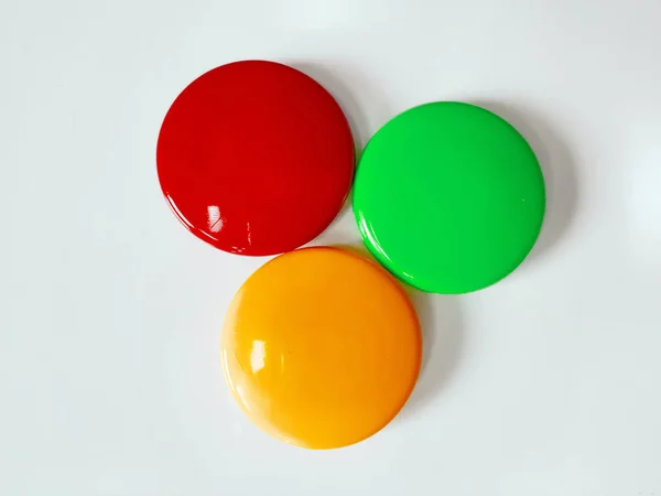 Round colored magnetic markers pinned to a white board with close up — Stock Photo, Image