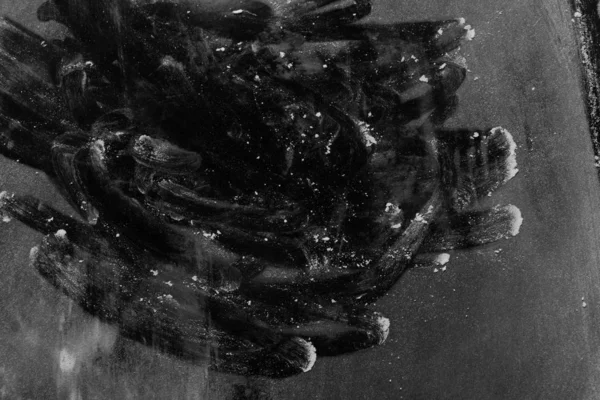 Αλεύρι σε μαύρο φόντο χαοτικά δακτυλικά αποτυπώματα σε μορφή δίνης Εικόνα Αρχείου