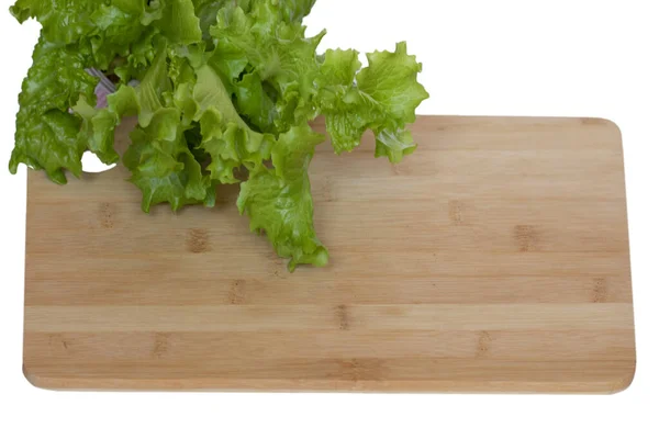 Grüne Salatblätter Die Der Ecke Eines Birkenholzbretts Liegen Isolieren — Stockfoto