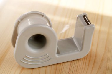 Ahşap bir masada bantlanmış şeffaf bant.