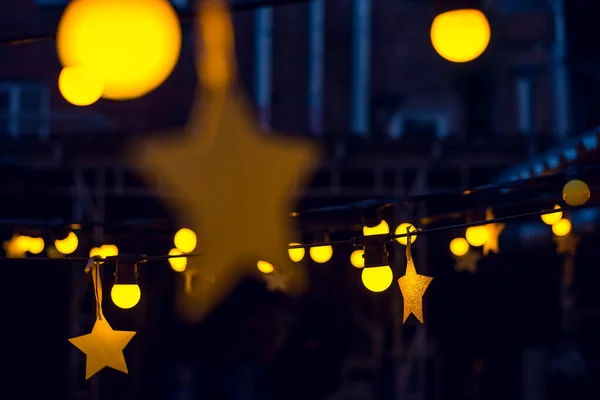 거리 바에서 조명과 별이 있는 화환. — 스톡 사진