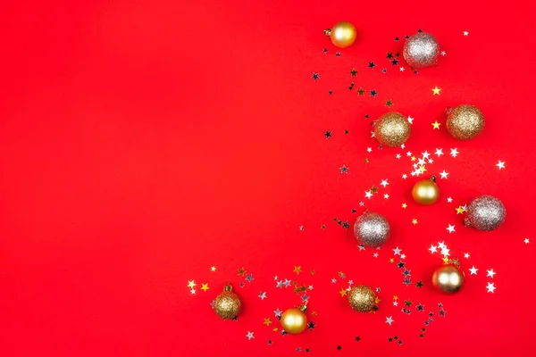 Fête fond rouge avec des étoiles d'or et d'argent et des boules de Noël . — Photo