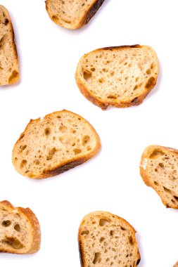 Beyaz arka plan üzerinde izole beyaz ekmek parçaları ile Desen.