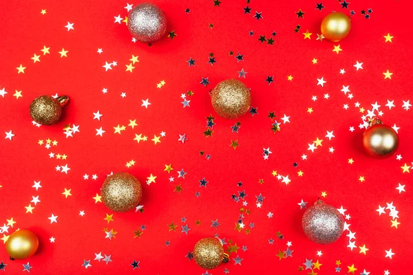 Fête fond rouge avec des étoiles d'or et d'argent et des boules de Noël . — Photo