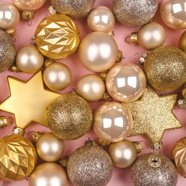 Fête fond rose avec des boules de Noël or et argent. — Photo